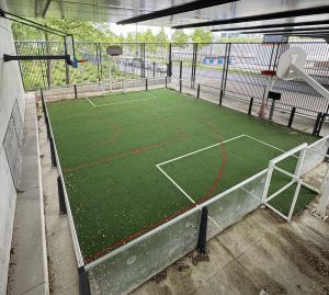 Mini terrain de soccer et Basket moderne et polyvalent !